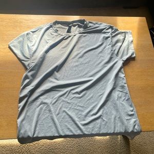 Mens Large Vuori Zephyr workout shirt (light gray)